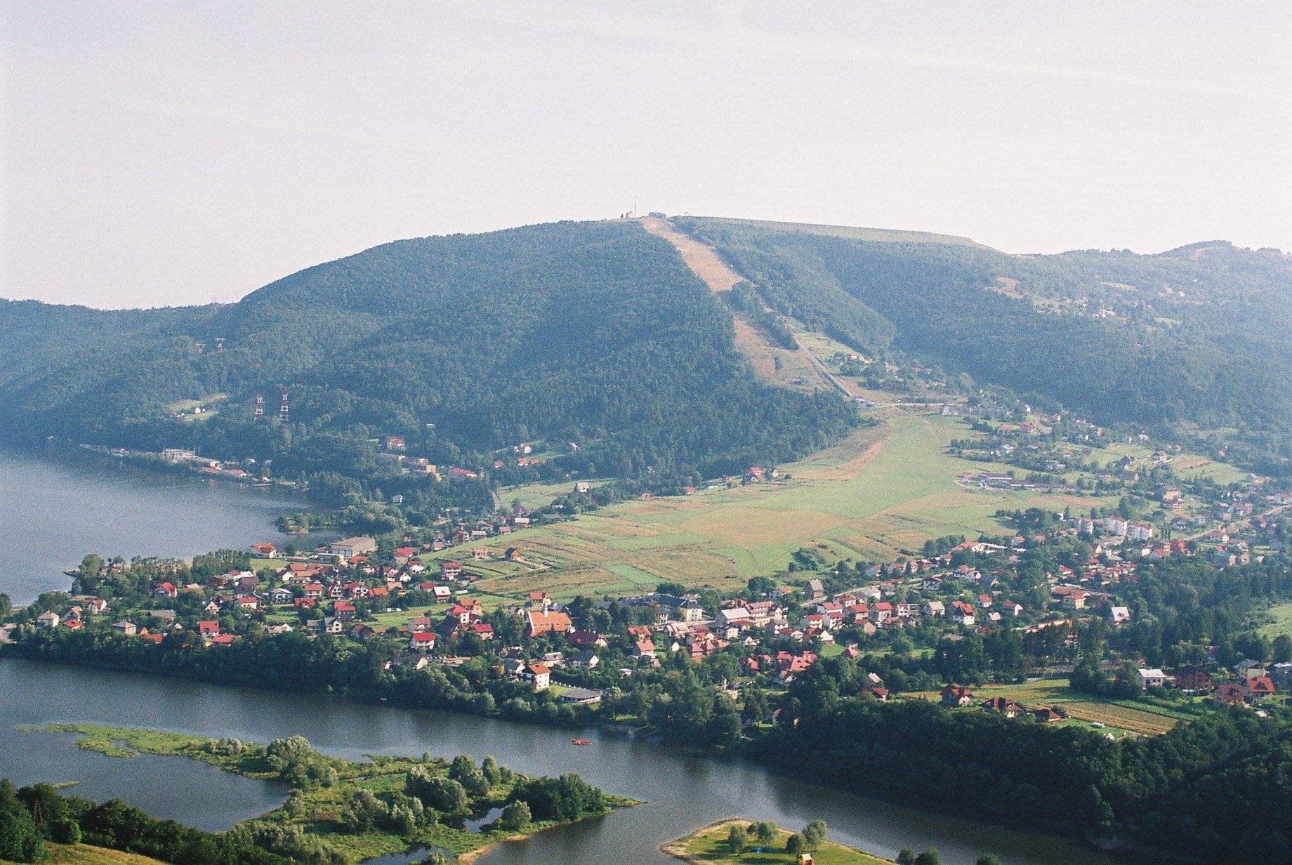 Panorama Międzybrodzia Bialskiego z Górą Żar w tle — widok z lotu ptaka